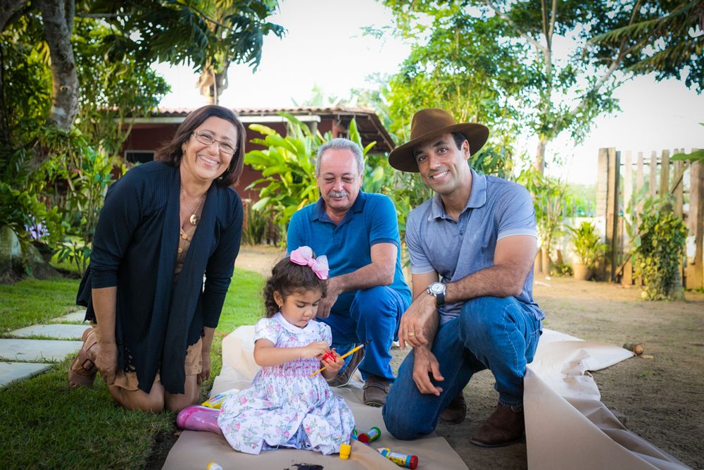 Avós, pais e neta reunidos no jardim
