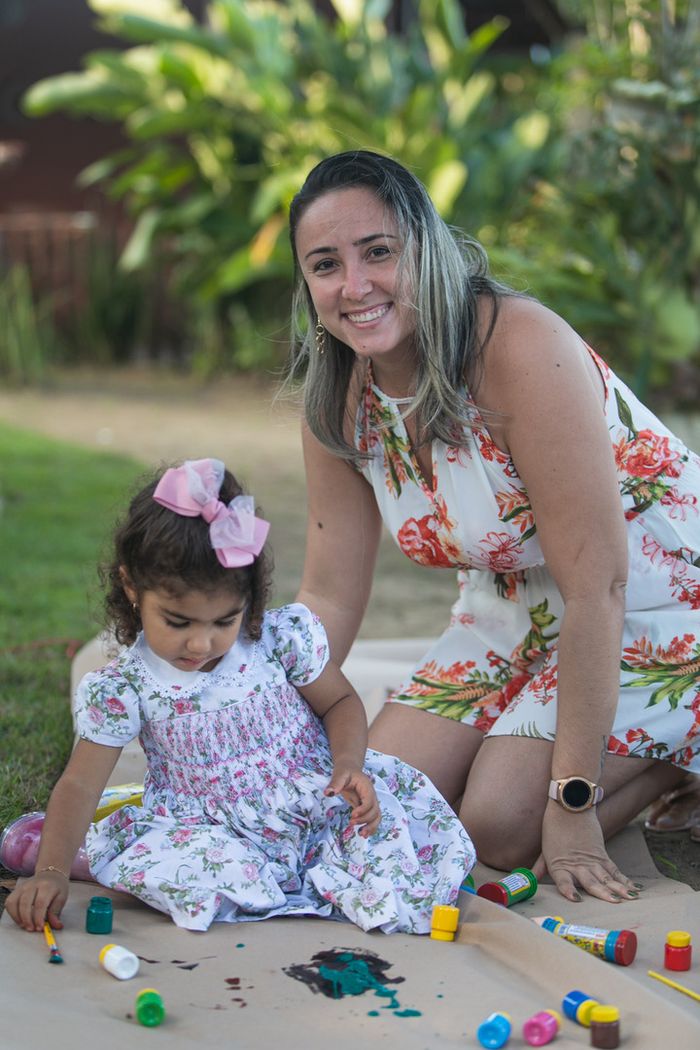 Mãe e filha brincando no gramado
