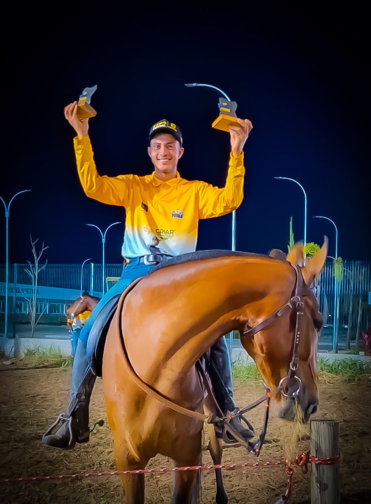 Jóia Rara do Maraçauim com os troféus conquistados