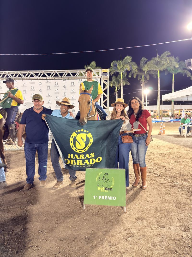 Odisséia de Vitória recebendo o 1º prêmio na pista à noite