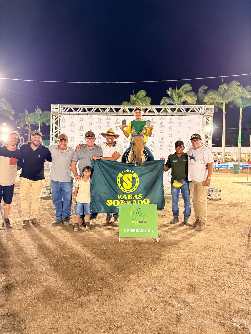 Equipe e amigos comemorando o título de campeã na pista